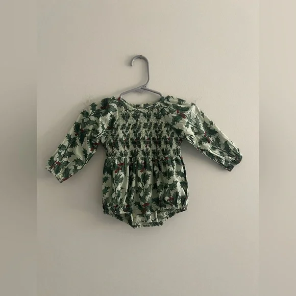 Kate Quinn Organic Cotton Holly Print Smocked Romper & Bonnet Set 3–6M - Picture 2 of 5